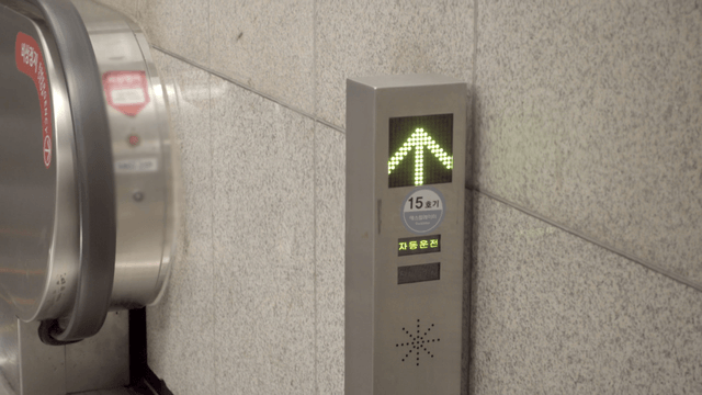 Subway escalator with direction indicator