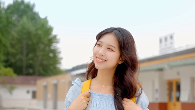 야외에서 미소 짓는 젊은 여성