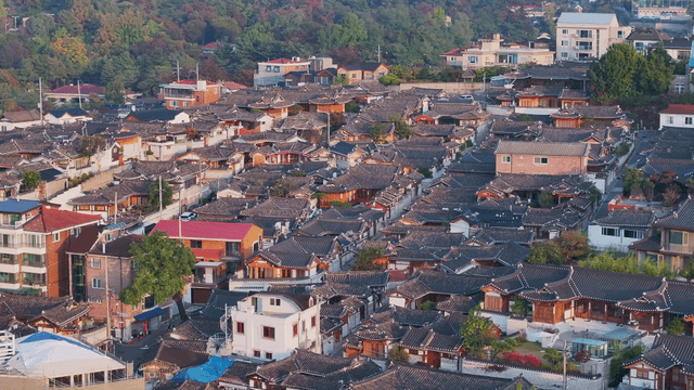 골목 사이로 한옥이 빼곡히 자리한 마을 풍경