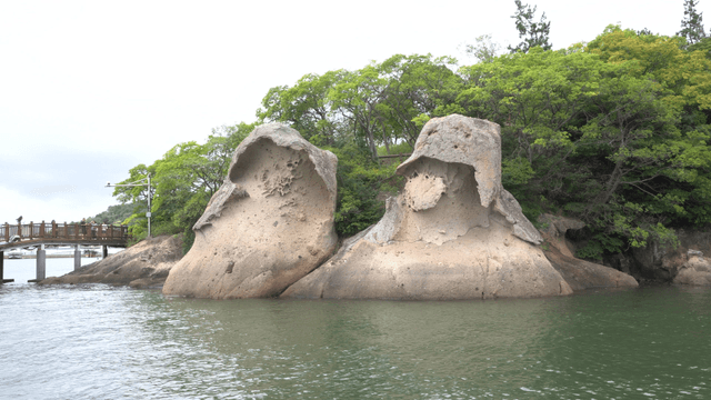 고요하게 흐르는 물가의 독특한 모양의 바위