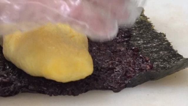 계란말이를 넣어 김밥 말기