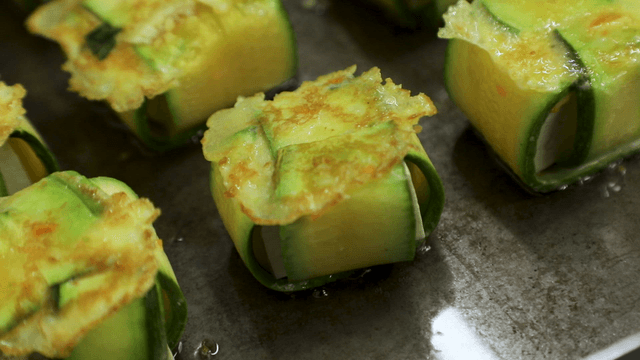 팬에서 부쳐지는 애호박 두부말이