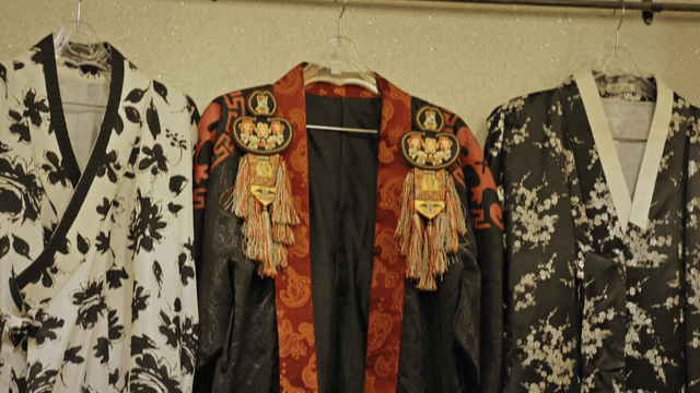 전시된 화려한 전통 한국 의상