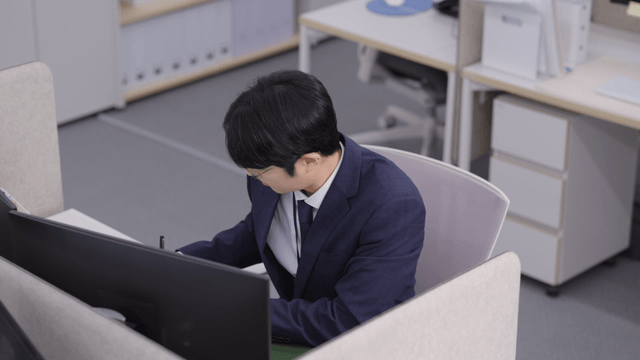 컴퓨터 작업에 집중하는 사무직원
