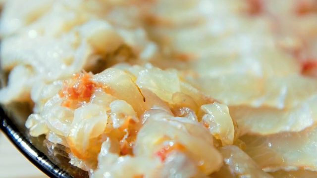 접시에 담긴 신선한 생선회