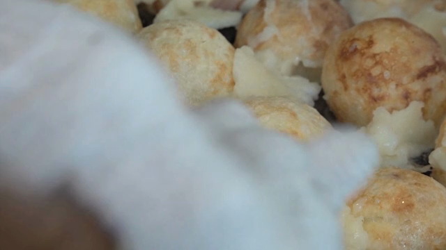 문어 조각을 넣은 타코야키 요리