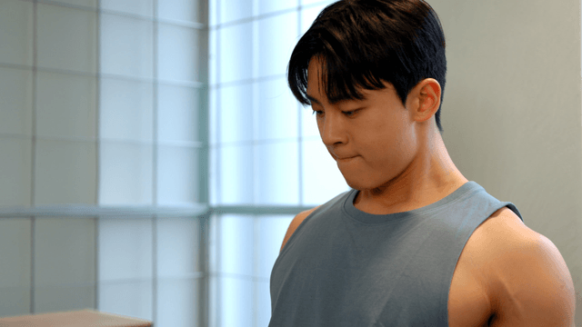 Young man exercising in a gym with focus