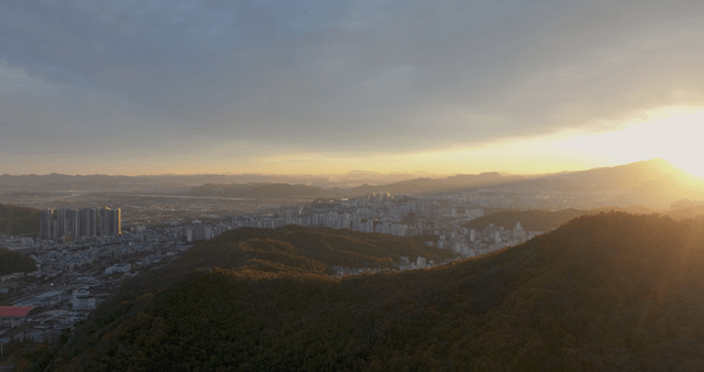 일출 시 도시 스카이라인과 산