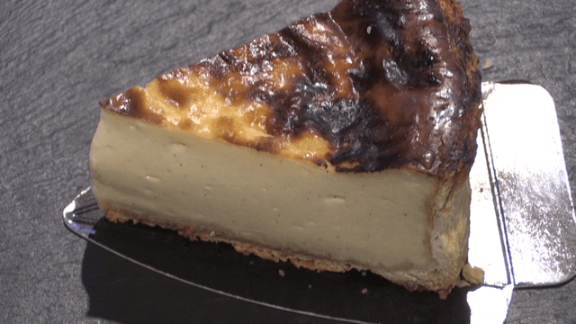 접시에 놓인 크림 치즈케이크 조각