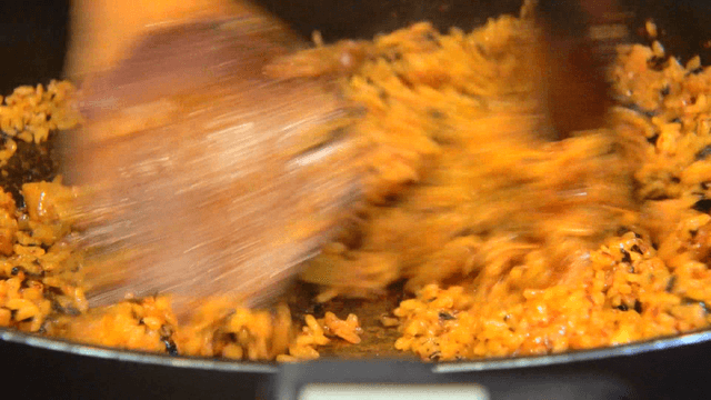 철판에서 빠르게 볶아지는 볶음밥