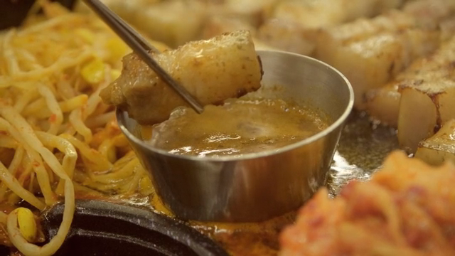 소스에 찍는 삼겹살