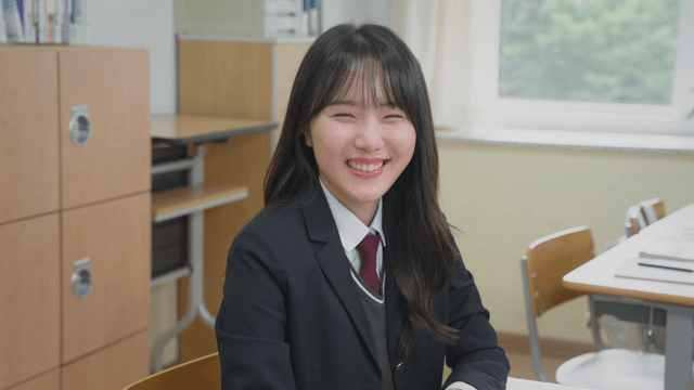 교실에서 따뜻하게 미소 짓는 학생