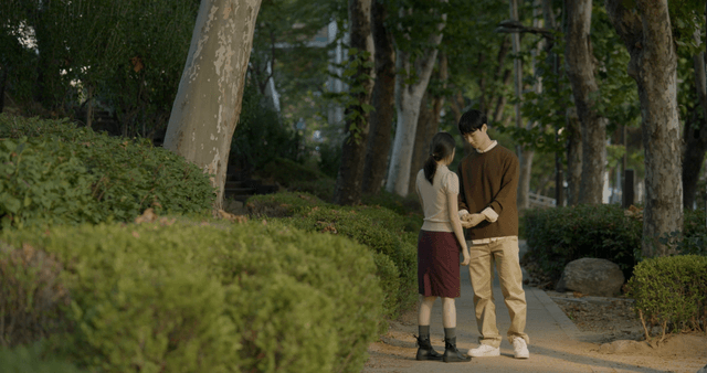 공원에서 걷다가 멈추는 커플