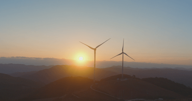 언덕 위 일출과 풍력 터빈