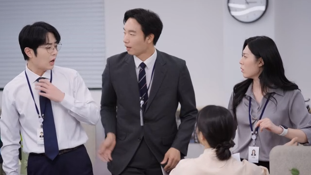 Two employees fighting fiercely in the office