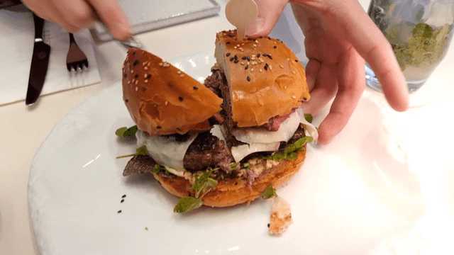 나이프로 수제버거를 자르는 모습