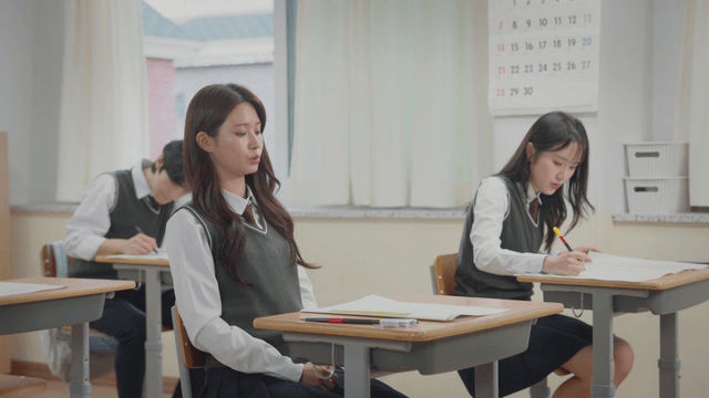 교실에서 시험을 보는 학생들
