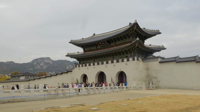 Gwanghwamun crowded with tourists