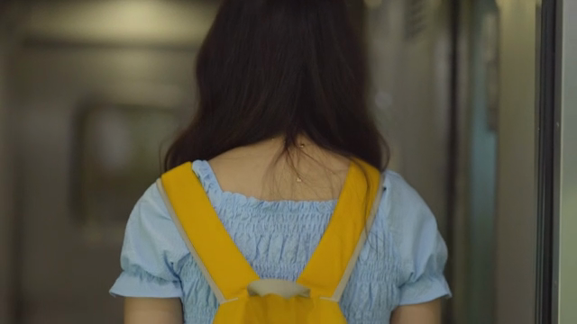기차 복도를 걷는 여성