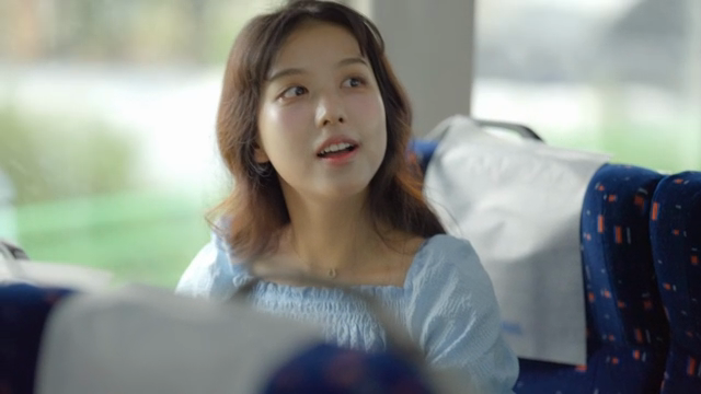 기차 좌석에 앉는 젊은 여성