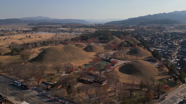 역사적인 고분과 주변 풍경