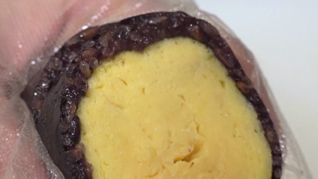 밥과 계란이 들어간 한국식 김밥