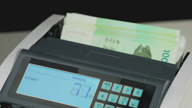Counting machine processing banknotes