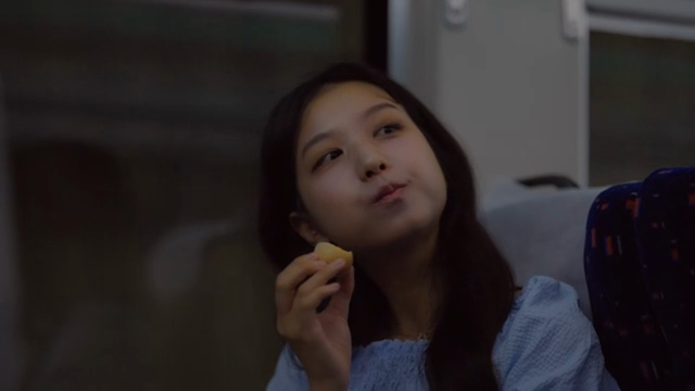 기차에서 계란을 먹는 여성