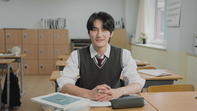 교실에 앉아 웃는 남학생