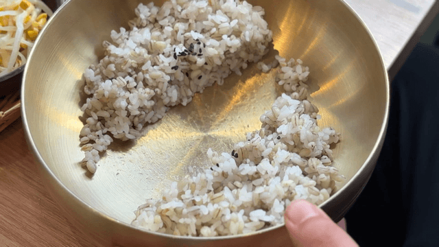 Spoon splitting barley rice in half