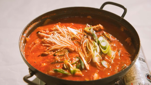 냄비에서 끓고 있는 김치찌개