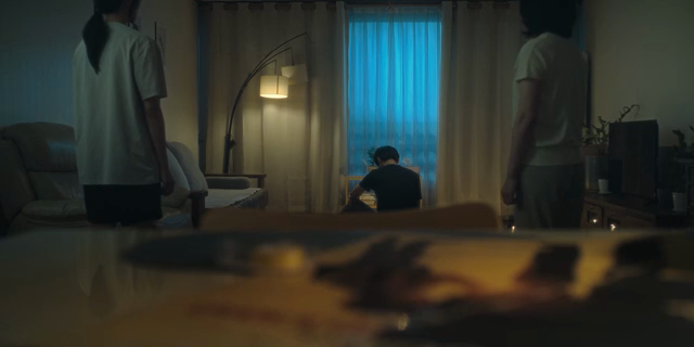 어두운 방에 모인 가족