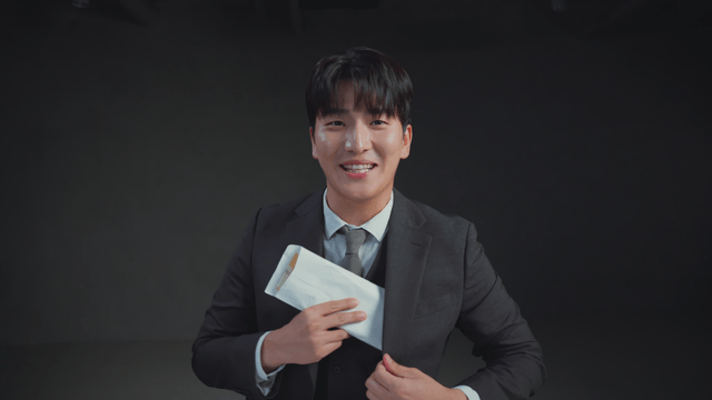 돈 봉투는 받아드는 남자