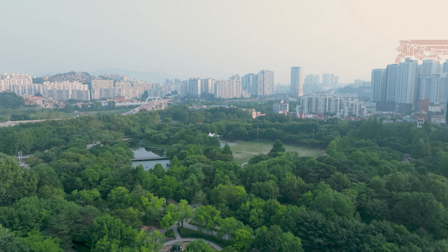 서울 도심 사이 푸른 공원이 있는 풍경