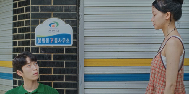 두 사람이 밖에서 대화하는 모습