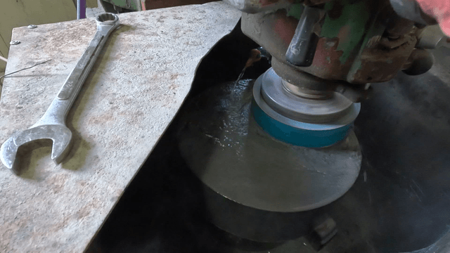 Polishing machine operated by a worker