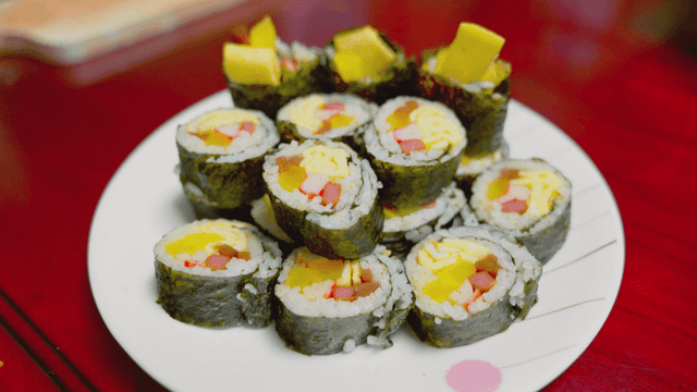 접시에 가지런히 놓인 김밥
