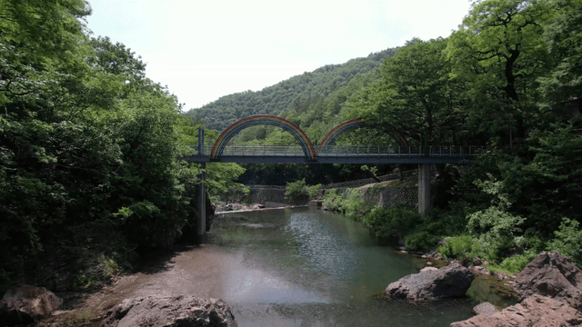 다채로운 다리가 있는 고요한 강