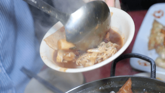 A ladle of spicy tteokbokki