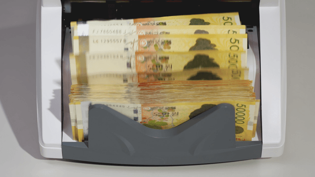 Counting machine processing banknotes