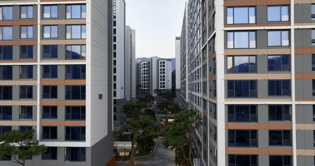 나무가 있는 현대적인 아파트 건물