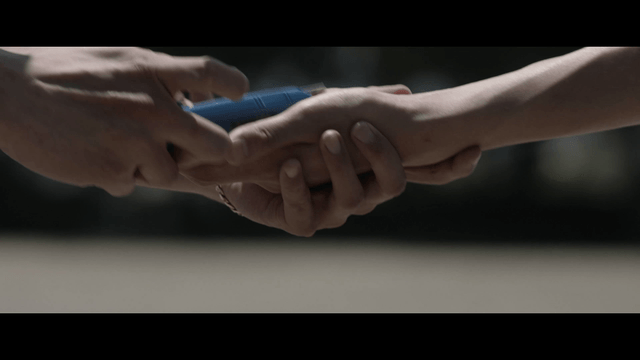 Hand giving utility knife