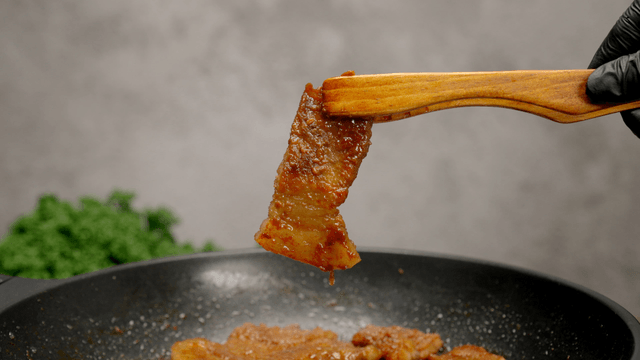 Cooking marinated meat in a pan