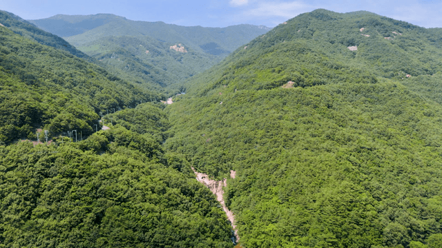 Blue towering mountain under clear sky