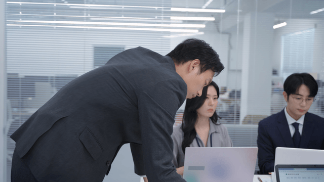 집중적인 토론이 있는 사무실 회의