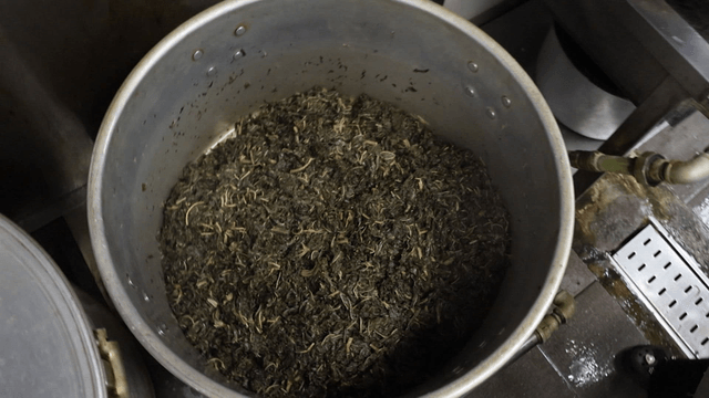 큰 냄비에 볶아진 아주까리