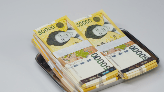 Stacks of Korean won bills on a tray