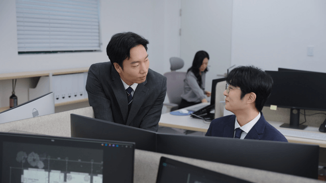프로젝트 협업 중인 사무실 직원들