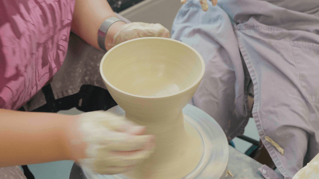 물레에서 점토 그릇을 만드는 공예가