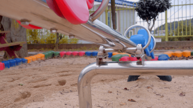 놀이터의 알록달록한 시소